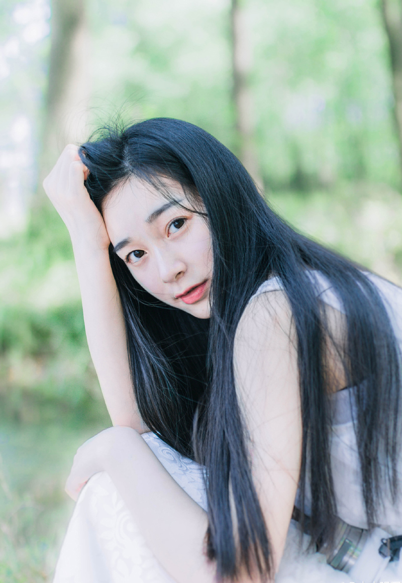 陈到放眼看去，周围的江面已经被染成了红色，无数荆州将士的尸体顺起伏的水流从上方飘下来，吕蒙率领着江东水军已经朝着这边汇聚过来，将自己团团围住，虽然还有荆州将士在远处与江东水军抵抗，但很显然，这样的反抗，对于整个战局来说，没有一点意义，那些人也没有可能跑来支援自己。